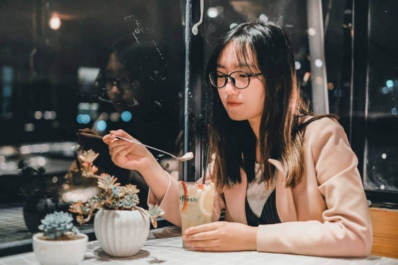 cách chụp ảnh với kính râm ngầu