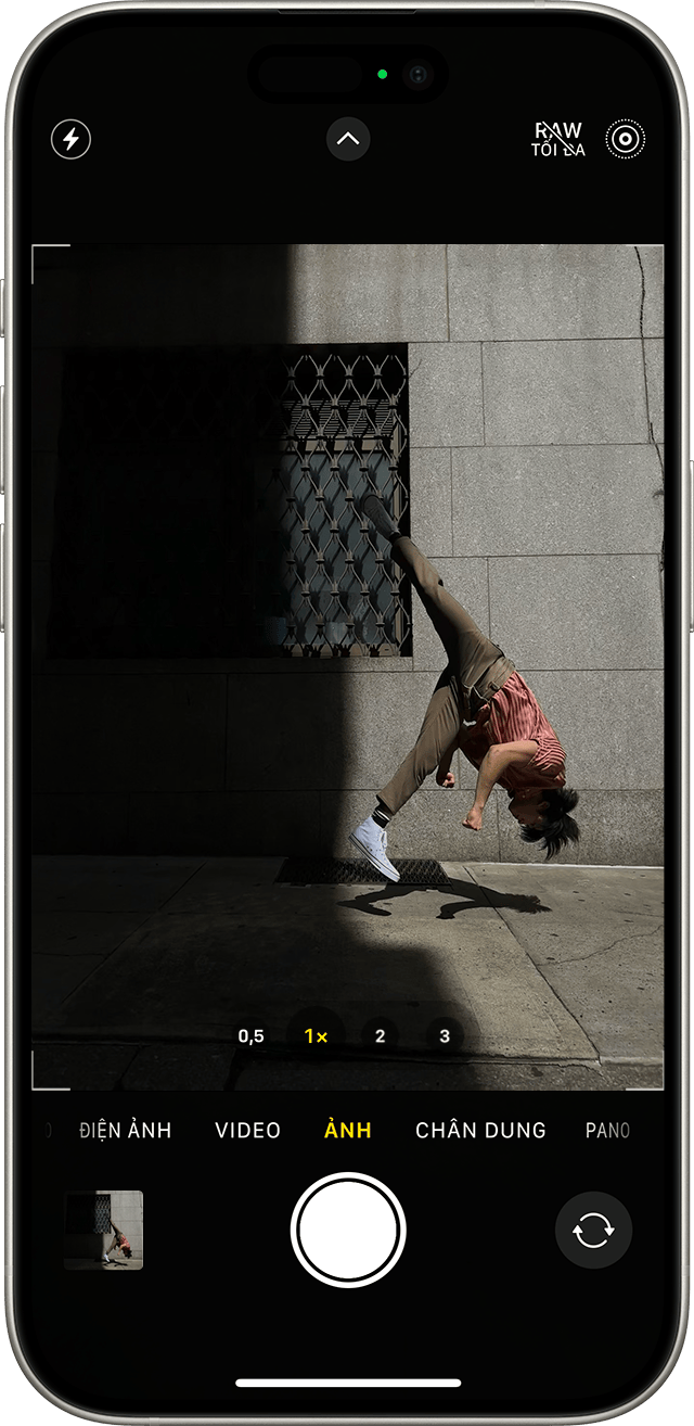 iPhone có Live Photos được bật trong ứng dụng Camera.