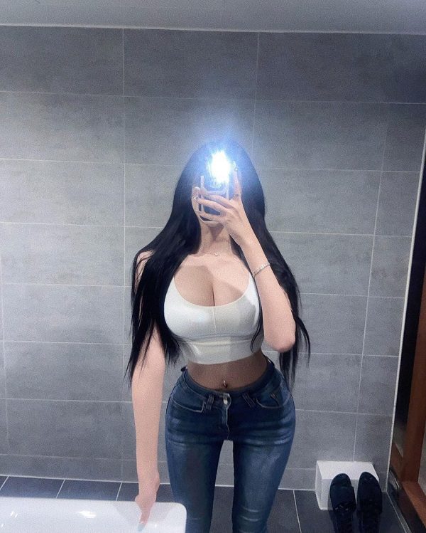 Ảnh trước gương với áo thun form rộng che mặt nữ