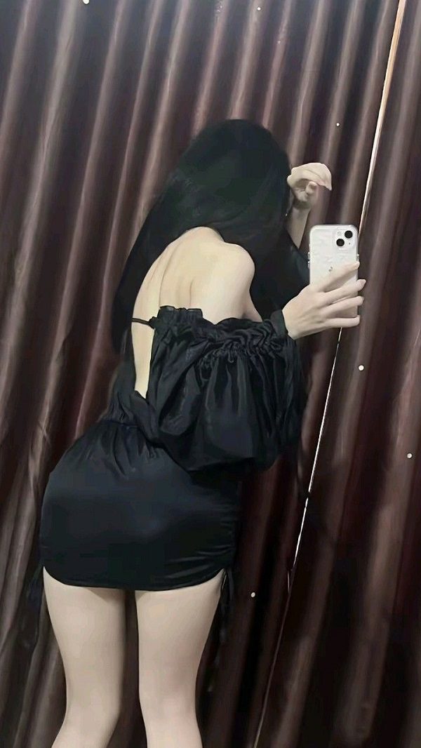 Tạo dáng sexy trước gương che mặt không lộ danh tính