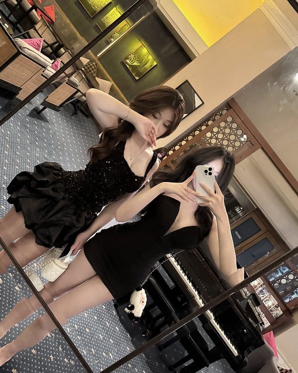 Gái đẹp giấu mặt mặc đồ ngủ chụp trước gương