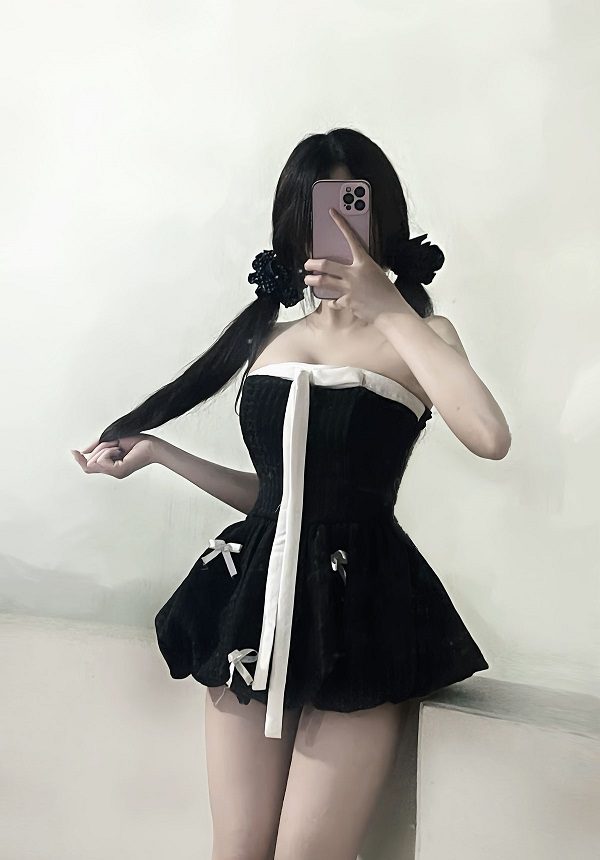 Gái xinh mặc áo tank top chụp gương cool ngầu