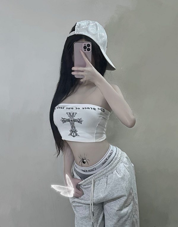 Gái đẹp giấu mặt tạo dáng nghiêng người trước gương