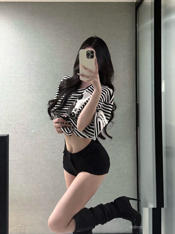 Outfit cực chất chụp trước gương che mặt nữ