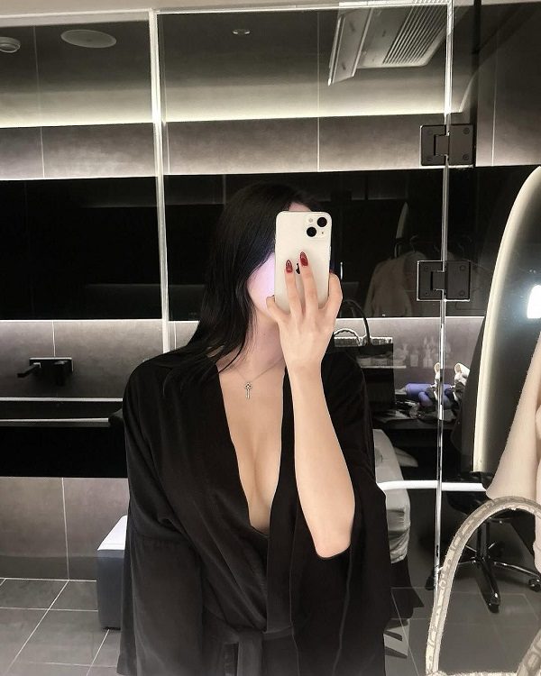 Gái đẹp chụp ảnh giấu mặt trước gương trong phòng ngủ