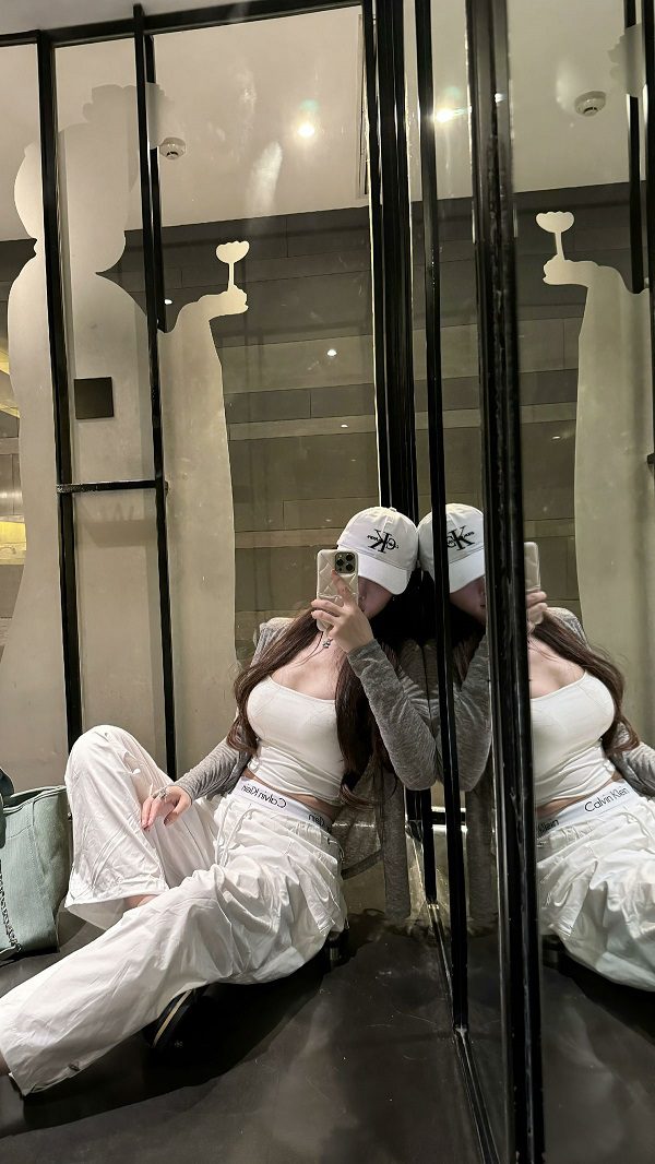 Selfie gương giấu mặt kèm phụ kiện thời trang