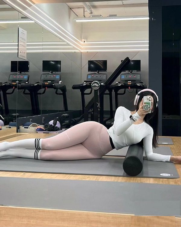 Chụp gương giấu mặt nghệ thuật với ánh sáng nền