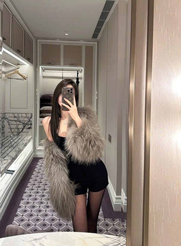 Gái đẹp tạo dáng nghiêng selfie gương cực chất