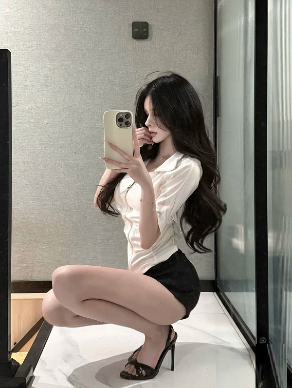 Gái xinh khoe outfit ngày hè qua ảnh gương giấu mặt