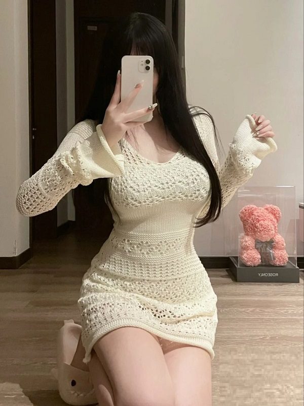 Gái xinh tạo dáng cool với camera che mặt