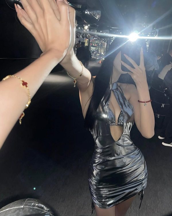 Selfie trước gương với outfit cá tính che mặt nhẹ nhàng