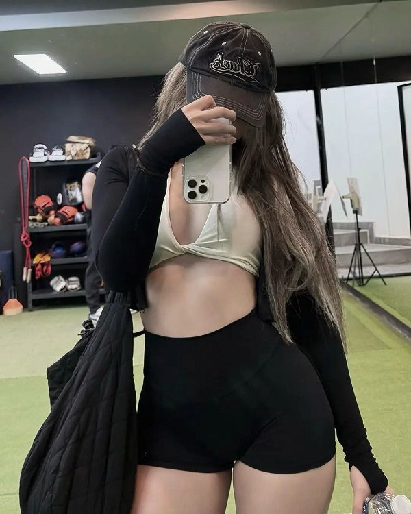 Tạo dáng trước gương với điện thoại che mặt