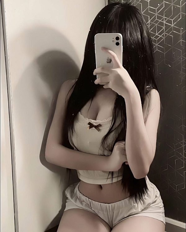 Ảnh chụp trước gương che mặt nữ dễ thương