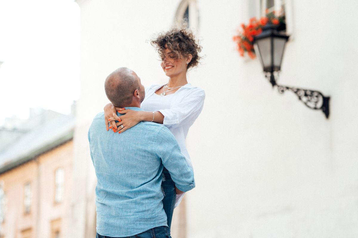 Nhấc bổng người yêu là một kiểu tạo dáng giúp bạn khoe được sức mạnh của mình