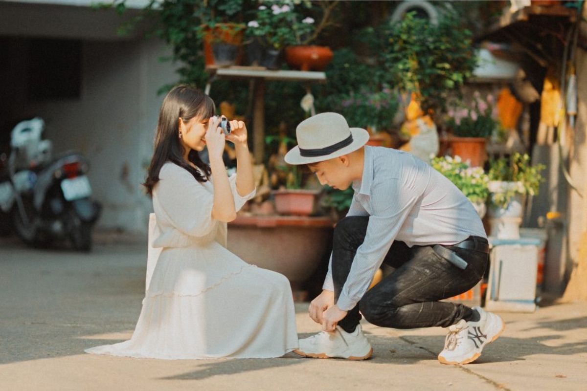 Nếu bạn muốn có một bức ảnh thật tự nhiên và chân thực, bạn có thể thử kiểu tạo dáng này