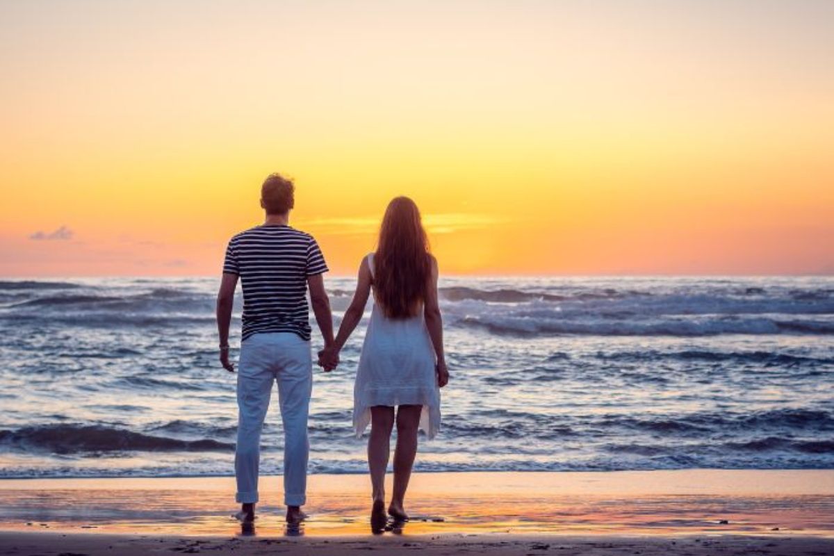 Kiểu tạo dáng tay trong tay rất phù hợp cho các cặp đôi muốn thể hiện sự đồng hành cùng vơi nhau