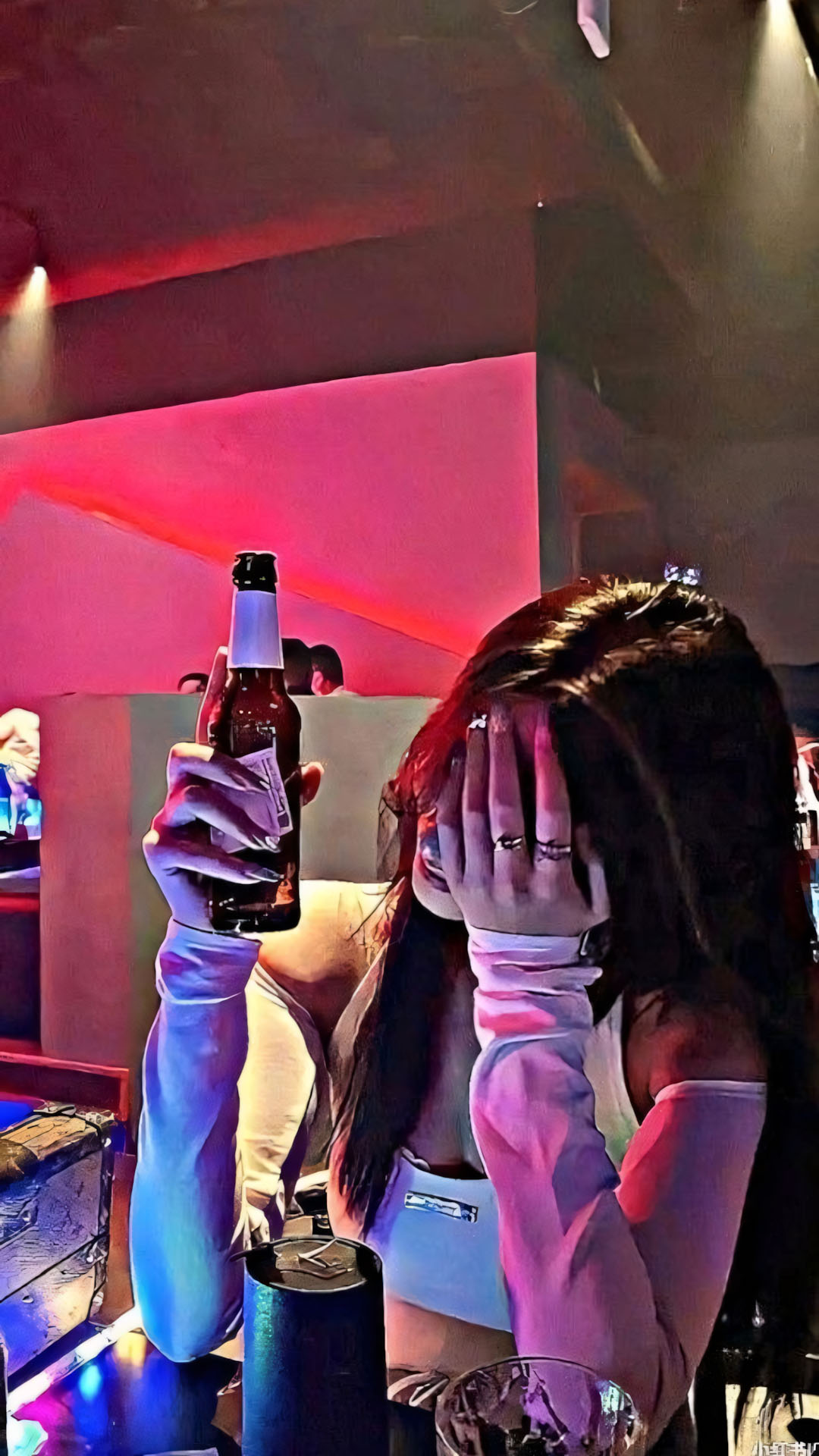 Anh con gai buon uong ruou che mat 1920px 1080px full hd 20