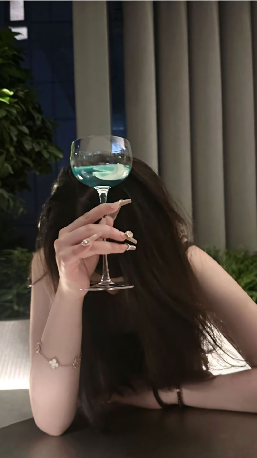 Anh con gai buon uong ruou che mat 1920px 1080px full hd 10