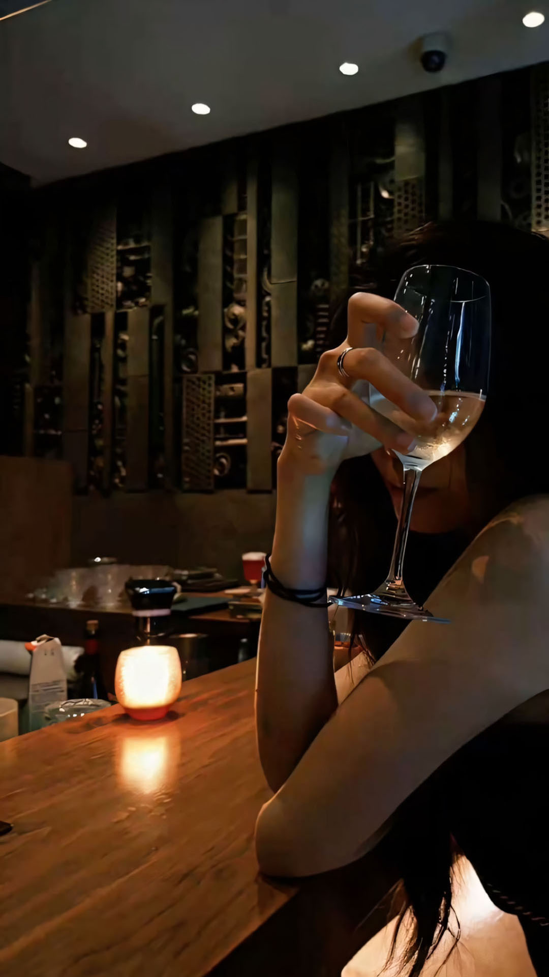 Anh con gai buon uong ruou che mat 1920px 1080px full hd 9