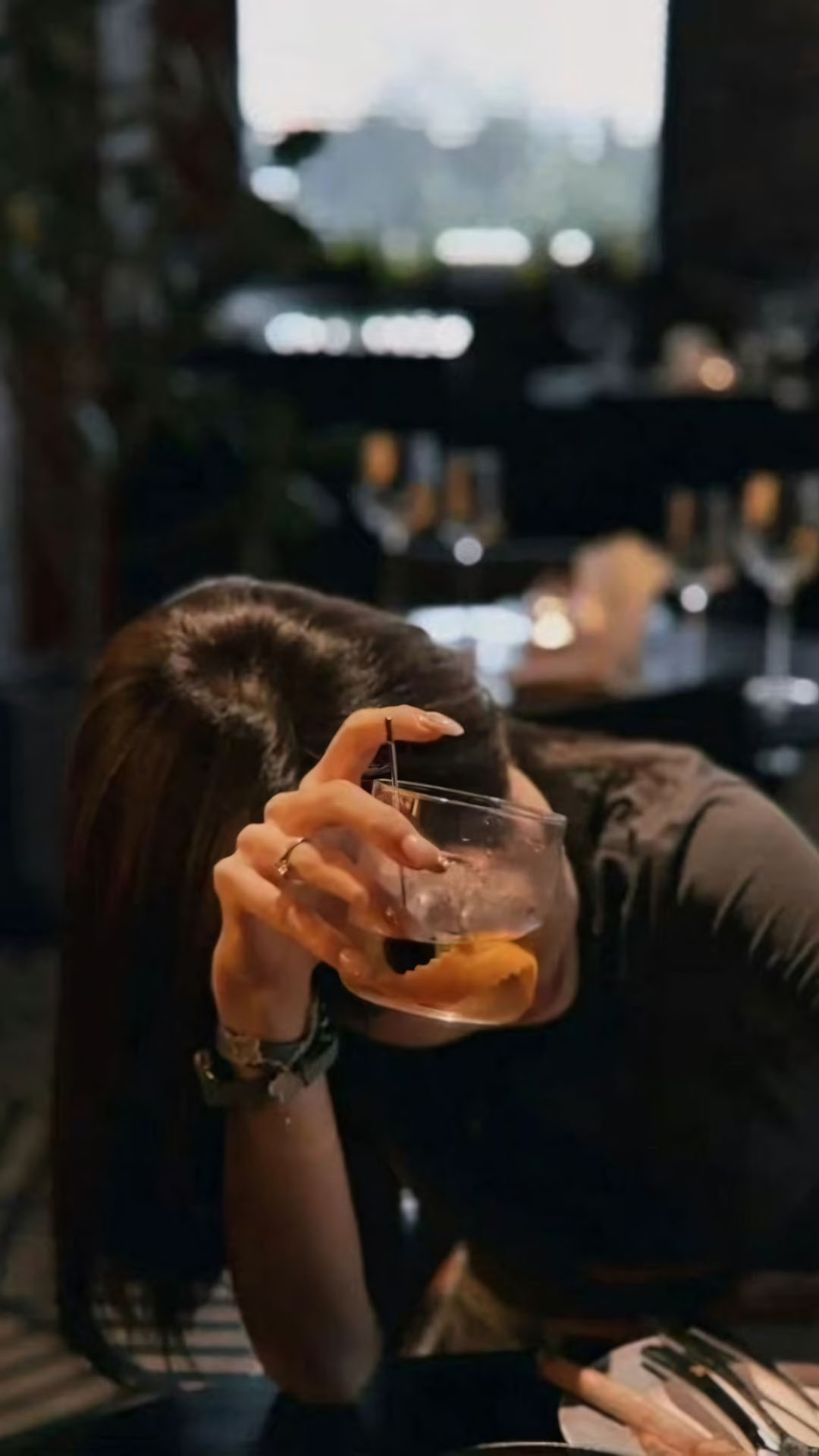 Anh con gai buon uong ruou che mat 1920px 1080px full hd 8