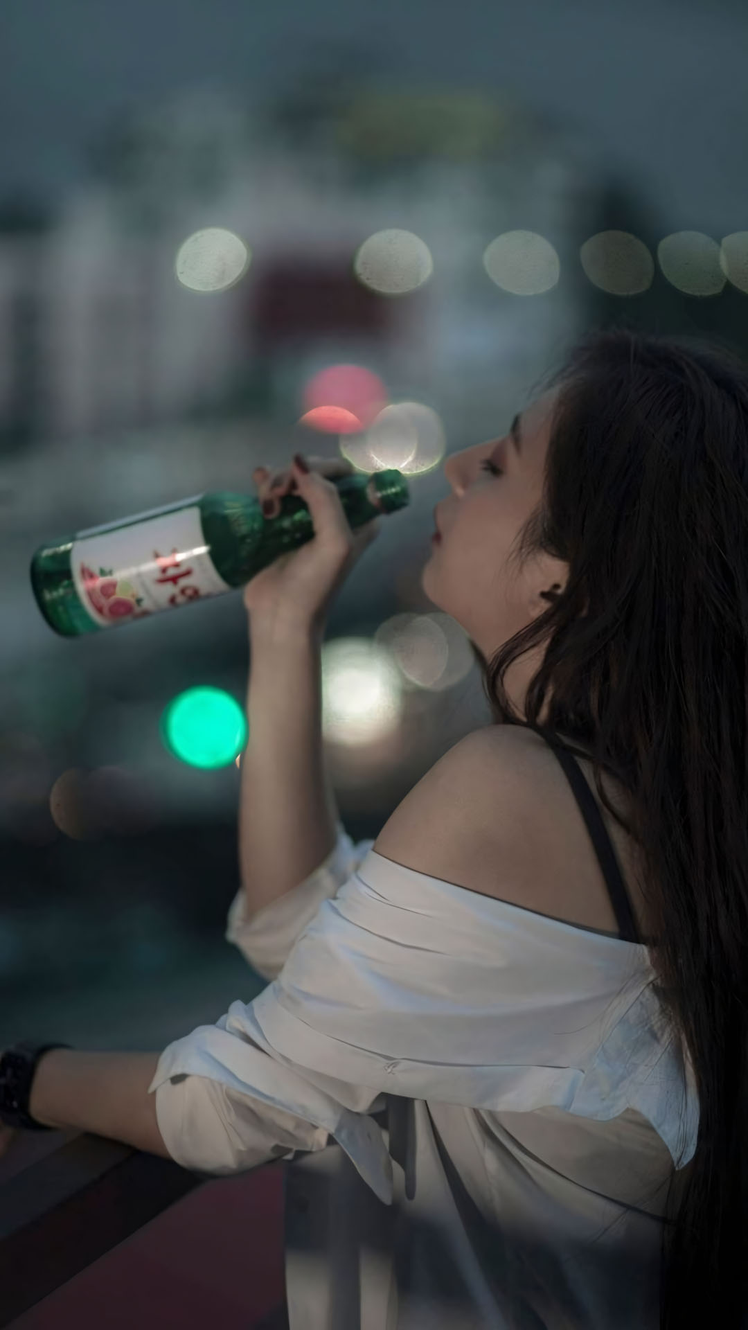 Anh con gai buon uong ruou che mat 1920px 1080px full hd 7