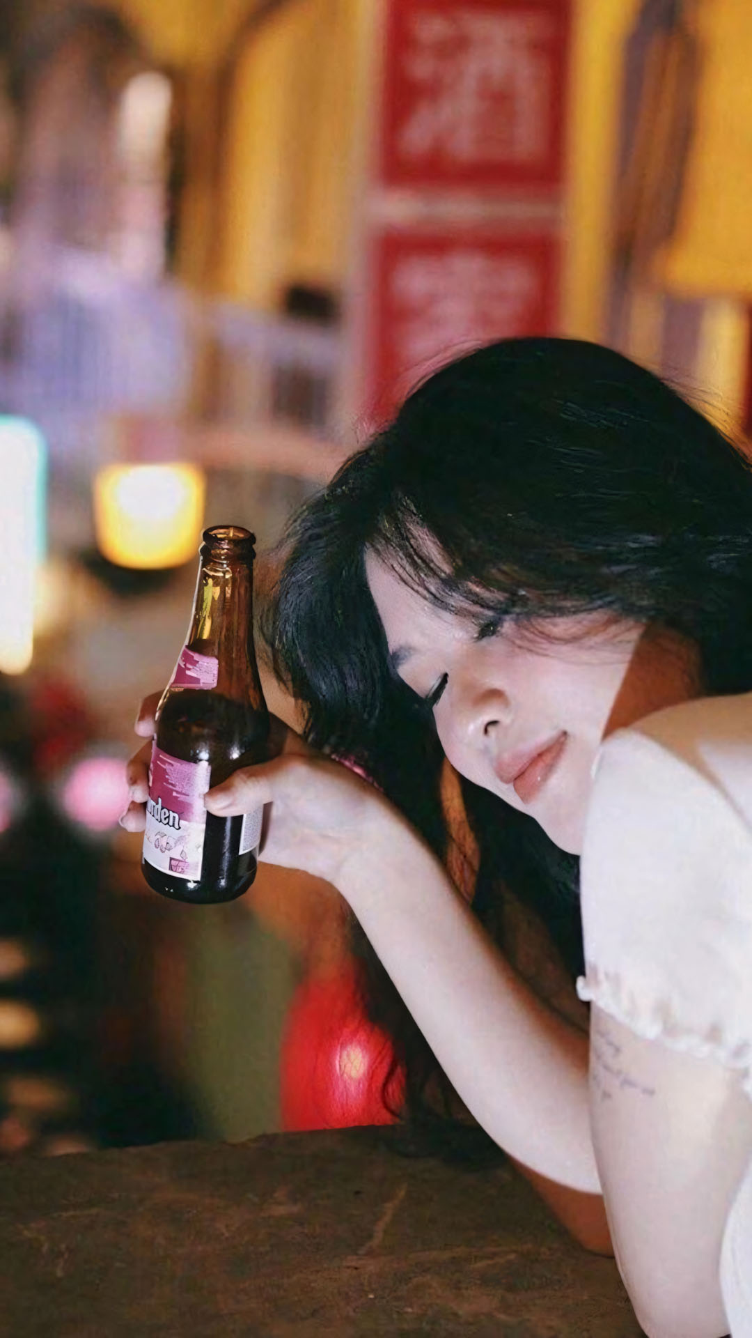 Anh con gai buon uong ruou che mat 1920px 1080px full hd 3