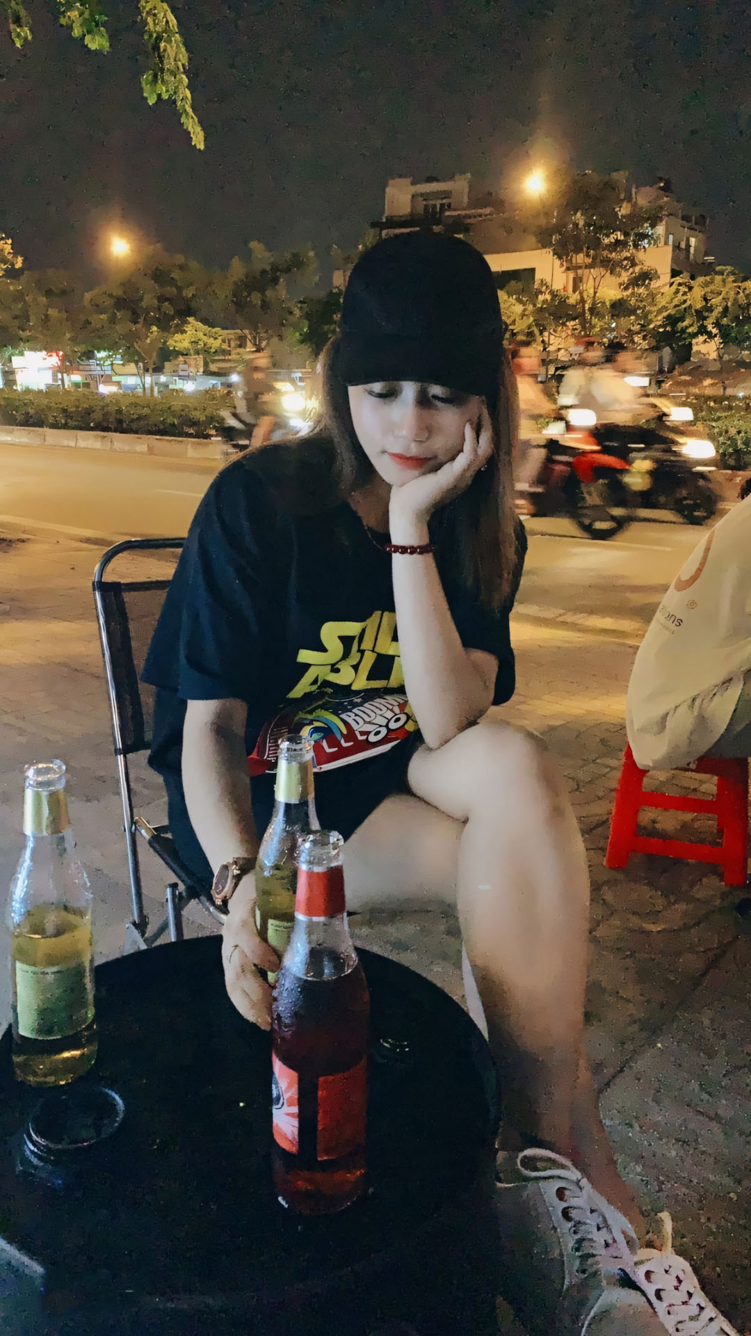 Anh con gai buon uong ruou che mat 1920px 1080px full hd 2