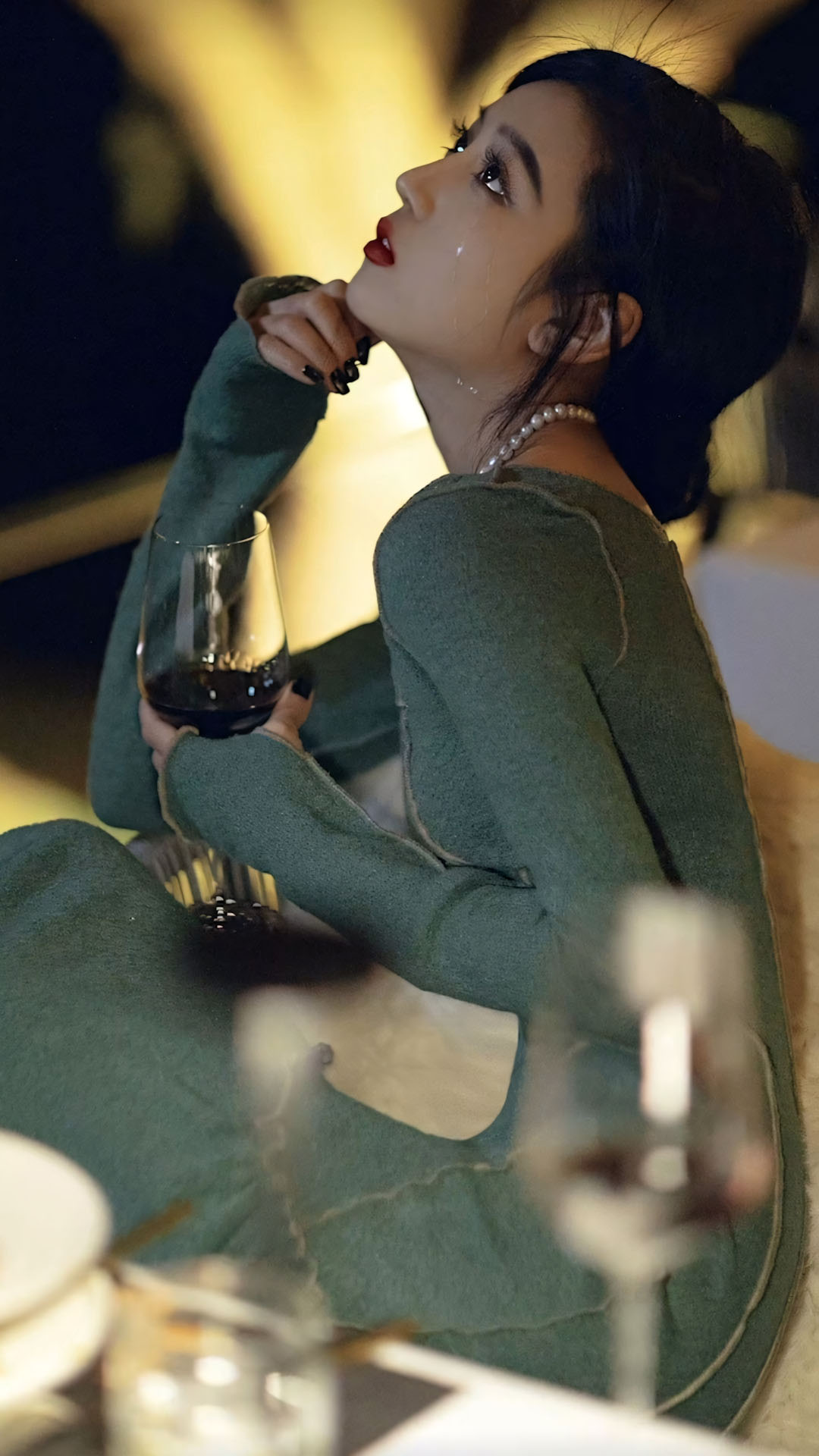 Hinh nen anh con gai buon uong ruou che mat 1920px 1080px full hd 10