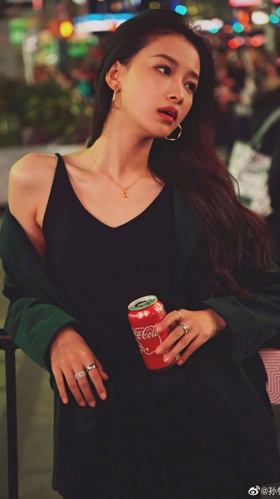 Hinh anh con gai buon uong bia 1920px 1080px full hd 1