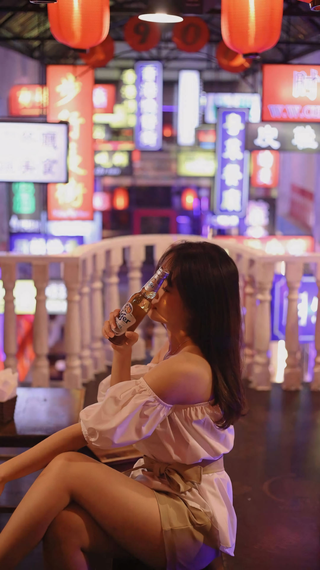 Hinh anh con gai buon uong bia 1920px 1080px full hd 2