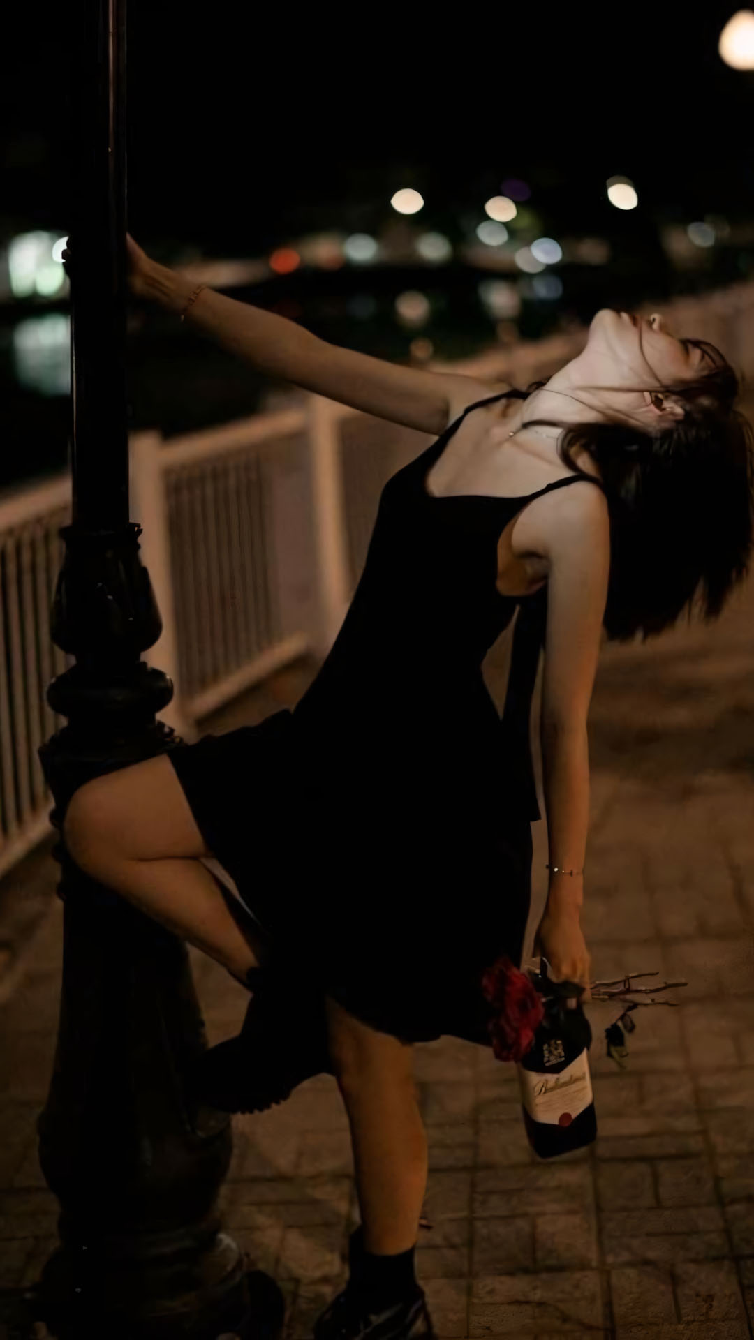 Hinh anh con gai buon uong bia 1920px 1080px full hd 5