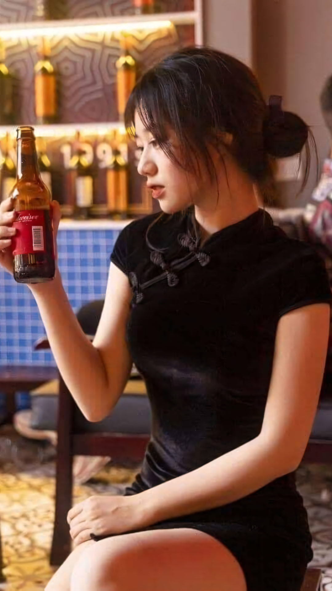 Hinh anh con gai buon uong bia 1920px 1080px full hd 9