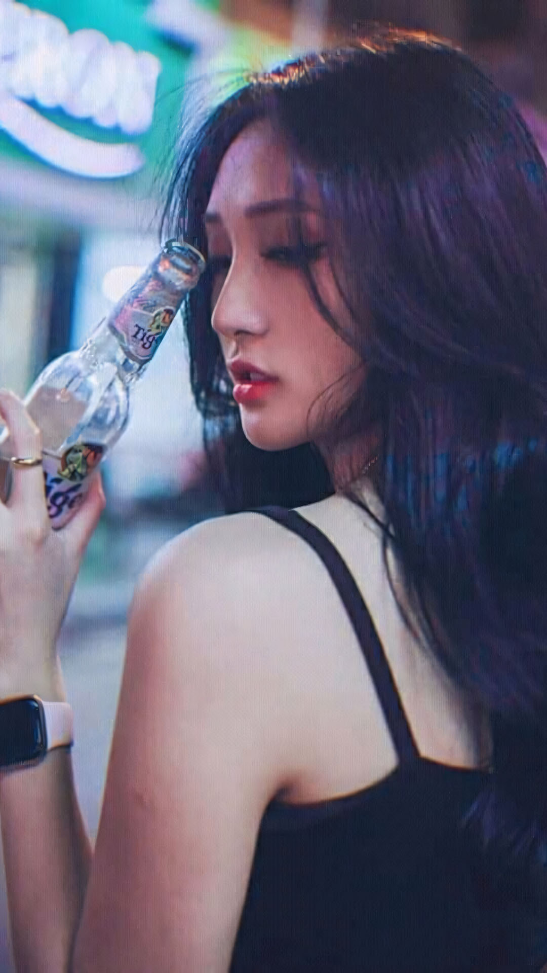 Hinh anh con gai buon uong bia 1920px 1080px full hd 10