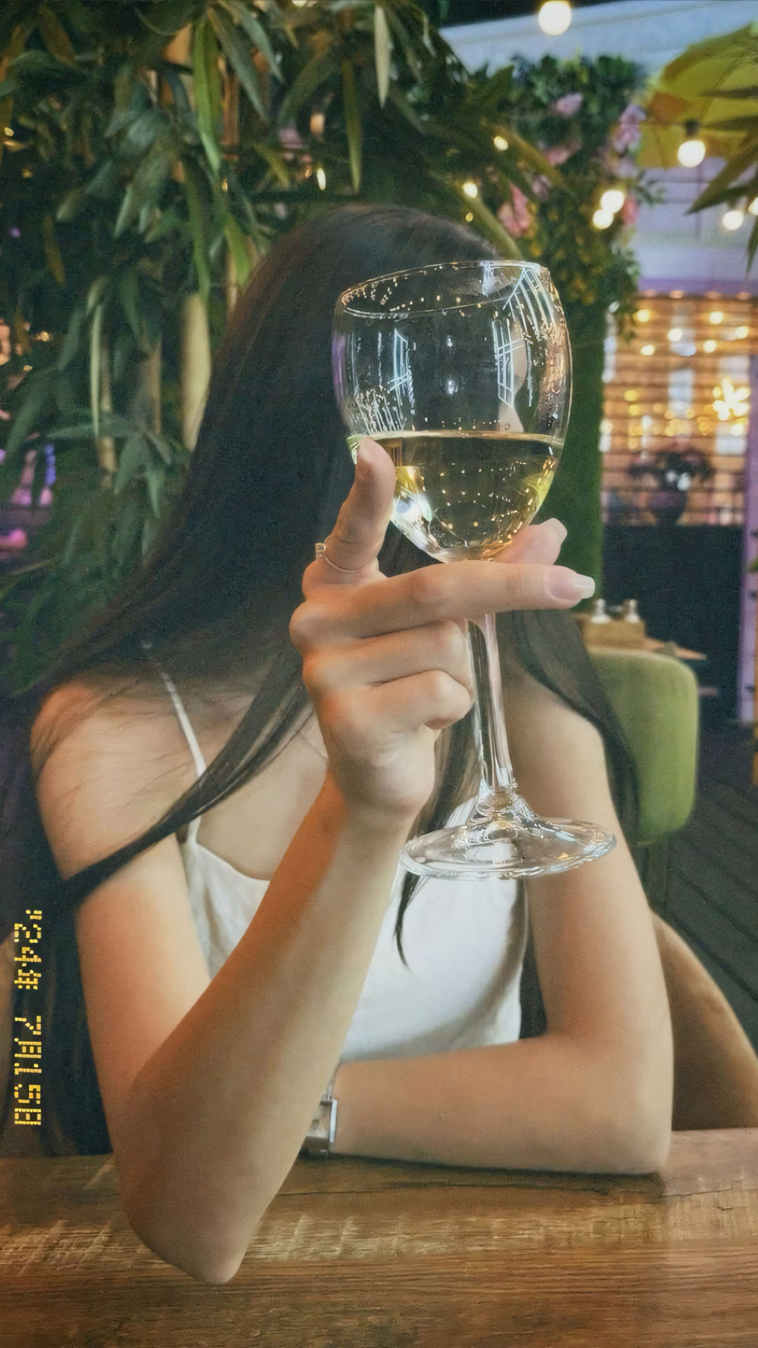 Anh con gai buon uong ruou che mat 1920px 1080px full hd 15