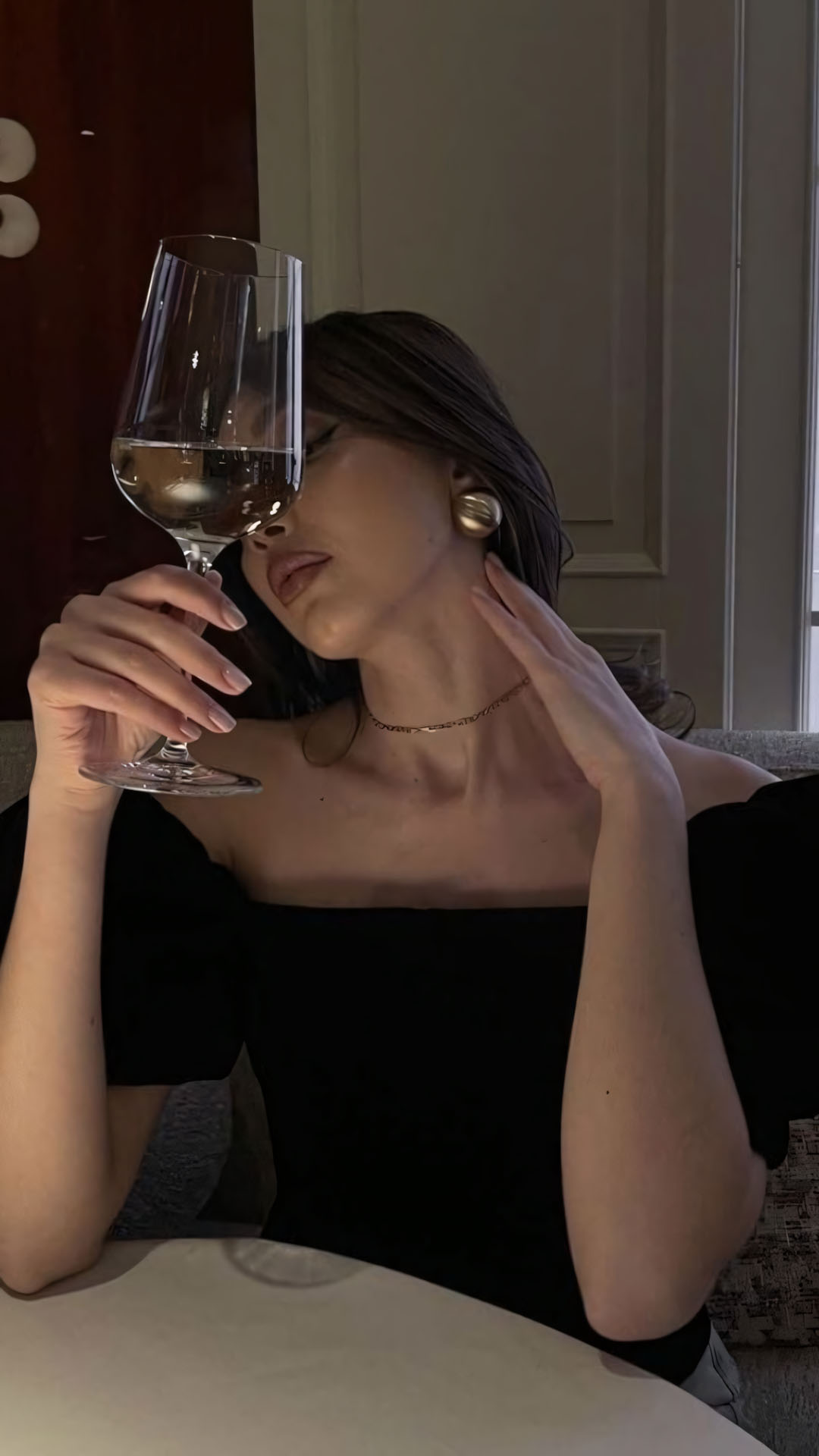 Anh con gai buon uong ruou che mat 1920px 1080px full hd 12