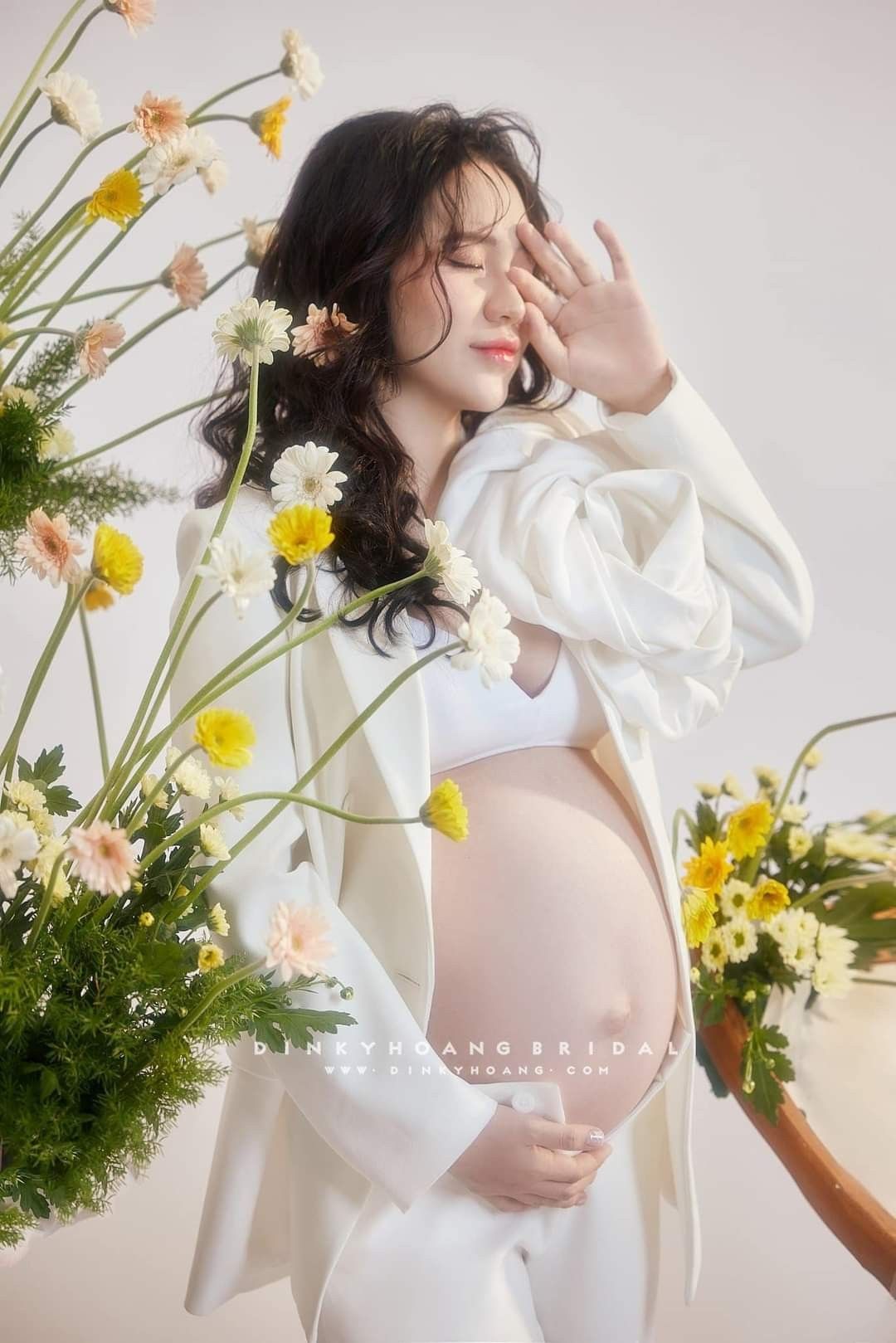 Ảnh bầu đơn giản khẳng định vẻ đẹp tự nhiên của mẹ