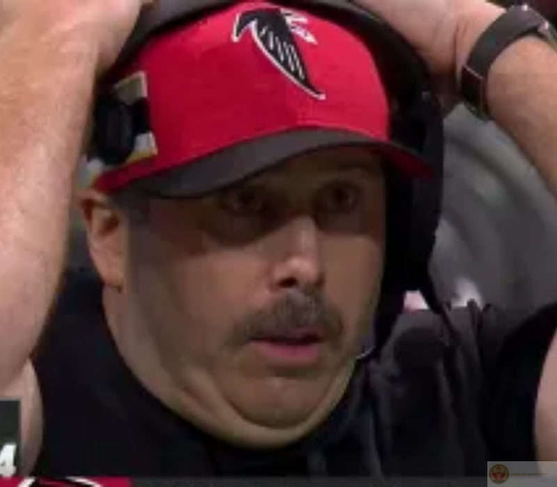 Hình ảnh ôm đầu được cộng đồng mạng chia sẻ rầm rộ