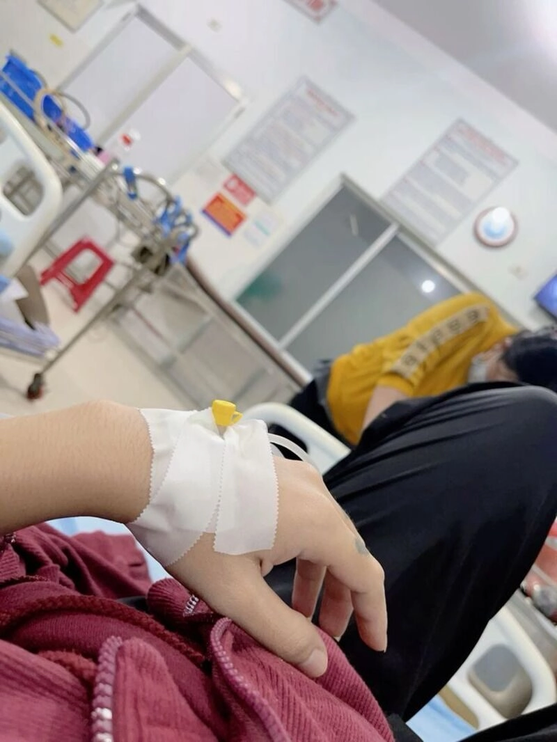 Truyền nước biển cho bệnh nhân nữ