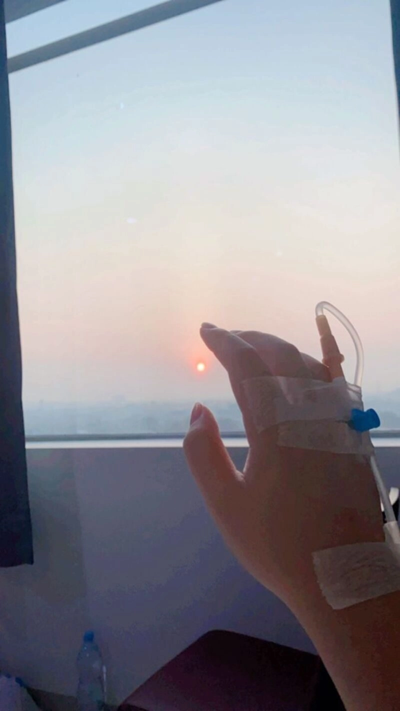 ảnh nằm bệnh viện chụp tay