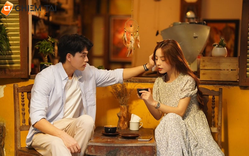 Tạo dáng tại quán cafe cùng với người yêu