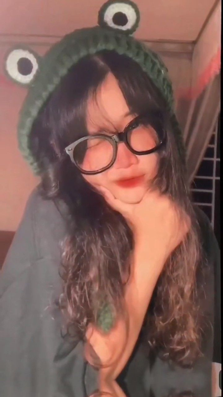 Cô gái 2k9 đeo kính, phong cách đáng yêu