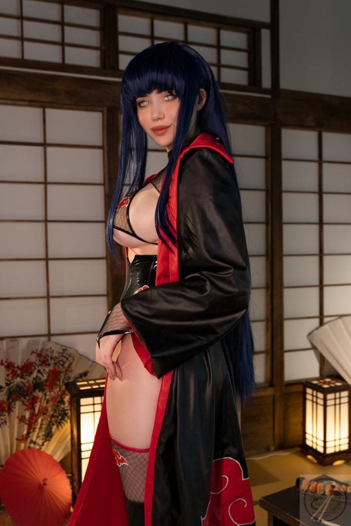 Hình ảnh Hinata cận cảnh gương mặt gợi cảm