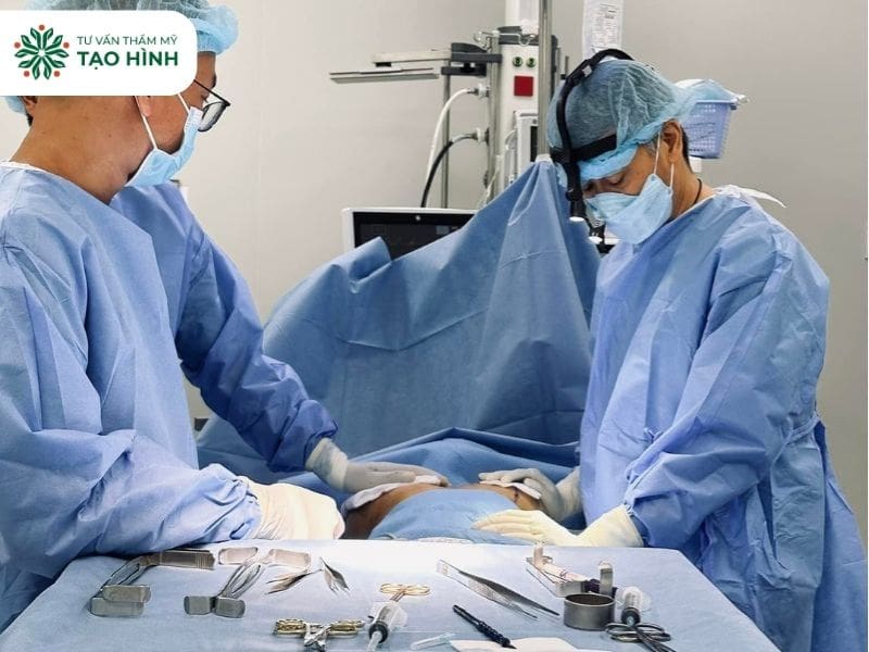 Nâng ngực size to ảnh hưởng tới vòng 1 ra sao? Giải đáp từ bác sĩ