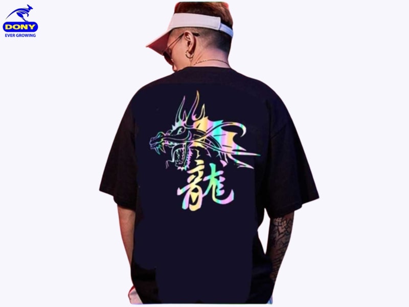 Ao lop voi hoa tiet rong phat sang tao hieu ung dac biet vao ban dem