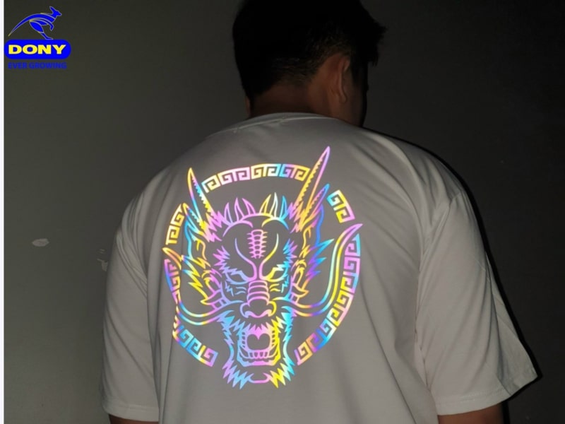 Mau ao rong phan quang mang lai phong cach doc dao cho tap the