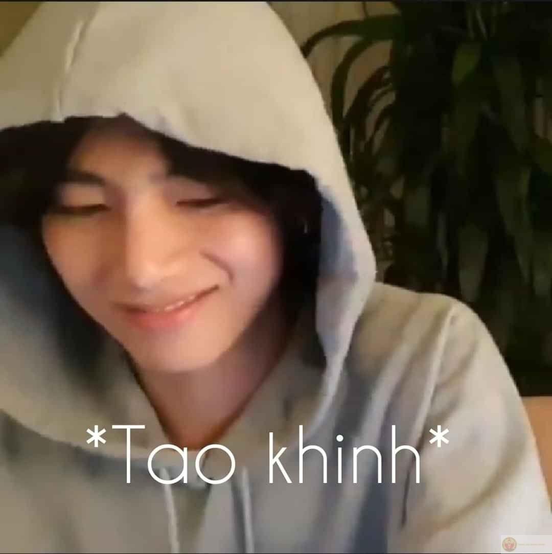 Hình ảnh cười nhếch mép khinh bỉ phản ánh sự sáng tạo thú vị trong meme