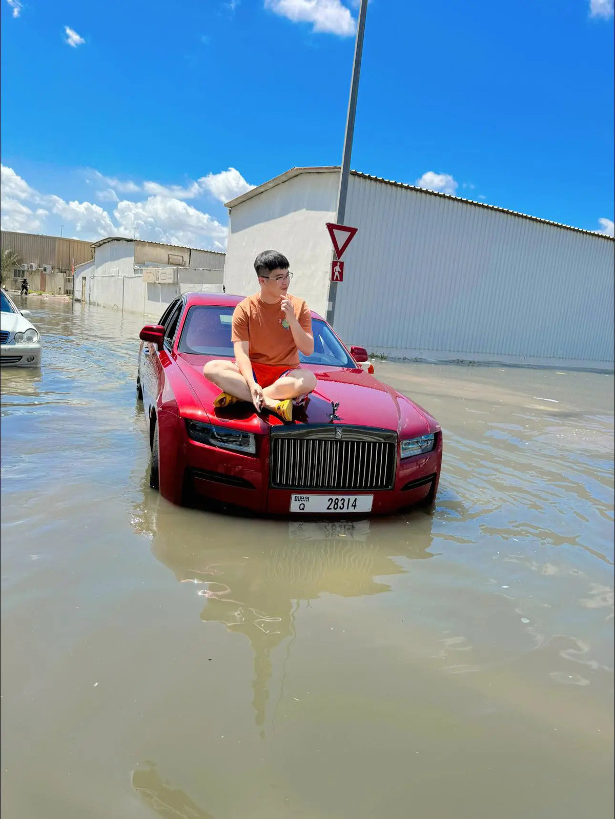 Một số hình ảnh khoe mẽ phản cảm của Mr Pips.