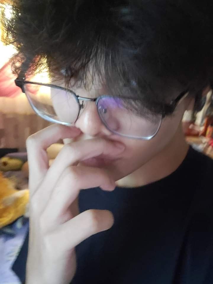 Hình trai 2k8 nổi bật nhờ sự trẻ trung, tràn đầy sức sống và năng lượng