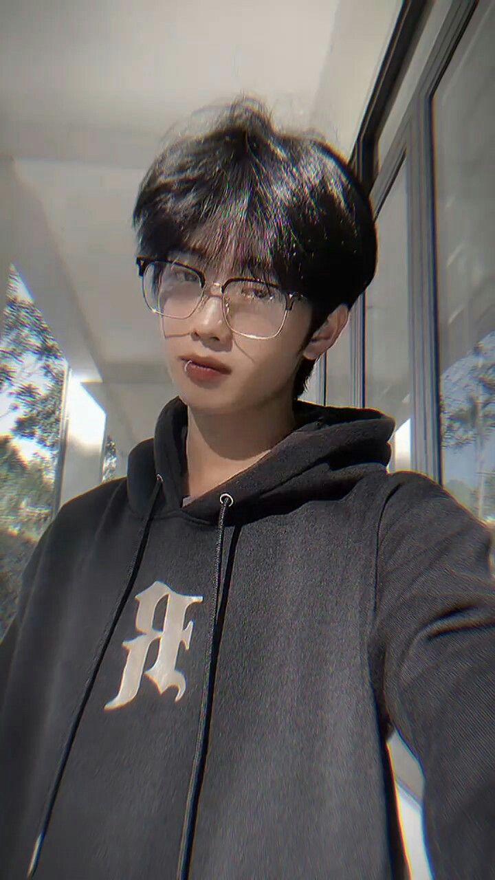 Bộ ảnh trai đẹp 2k8 tỏa sáng khi thể hiện nét vui vẻ và tinh nghịch