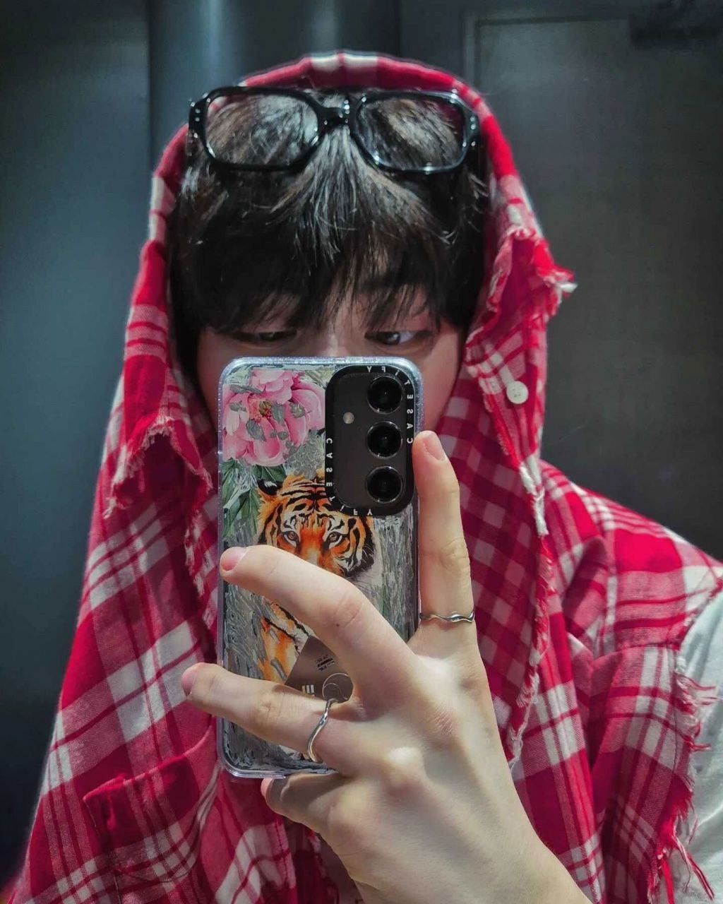 Tay che mặt, ánh mắt che vibe